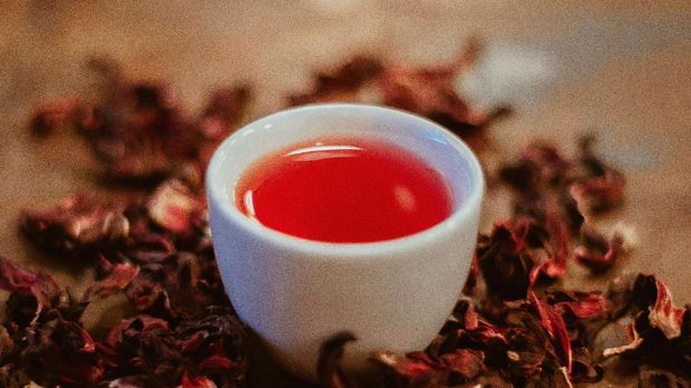 Teh rooibos adalah teh herbal dengan tampilan berwarna merah.