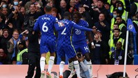 Potret tiga bek Chelsea beda generasi. Trevoh Chalobah (22 tahun paling kanan), Antonio Reudiger (28 tahun), dan Thiago Silva (37 tahun) (Getty Images/Clive Rose)