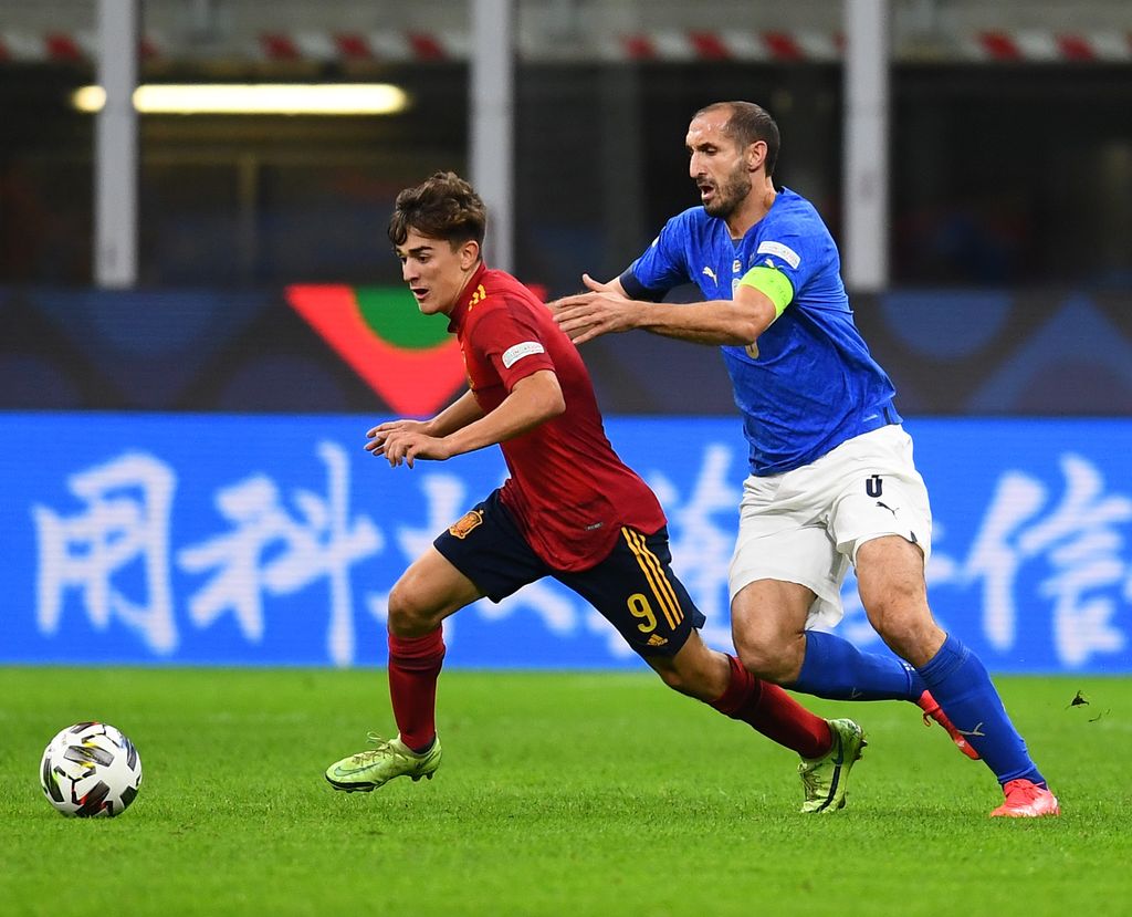 MILAN, ITALY - OCTOBER 06:  Giorgio Chiellini of Italy competes for the ball with Gavi of Spain during the UEFA Nations League 2021 Semi-final match between Italy and Spain at Giuseppe Meazza Stadium on October 06, 2021 in Milan, Italy. (Photo by Claudio Villa/Getty Images)