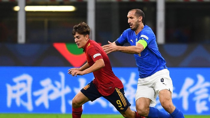 MILAN, ITALY - OCTOBER 06:  Giorgio Chiellini of Italy competes for the ball with Gavi of Spain during the UEFA Nations League 2021 Semi-final match between Italy and Spain at Giuseppe Meazza Stadium on October 06, 2021 in Milan, Italy. (Photo by Claudio Villa/Getty Images)