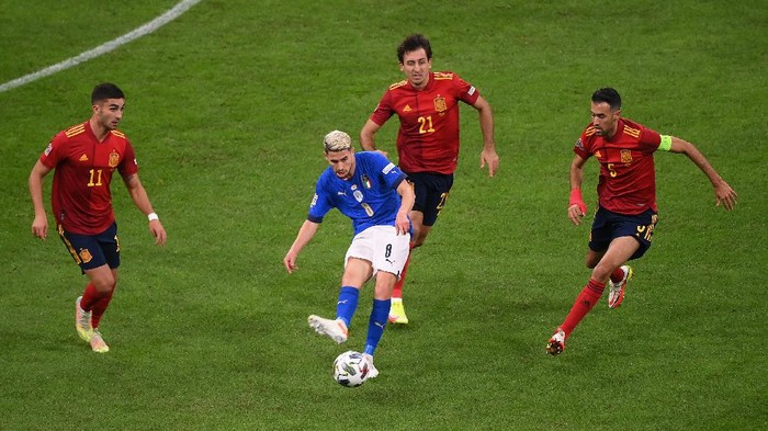 MILAN, ITALY - OCTOBER 06: Jorginho of Italy makes a pass whilst under pressure from Ferran Torres, Mikel Oyarzabal and Sergio Busquets of Spain during the UEFA Nations League 2021 Semi-final match between Italy and Spain at San Siro Stadium on October 06, 2021 in Milan, Italy. (Photo by Marco Bertorello - Pool/Getty Images)