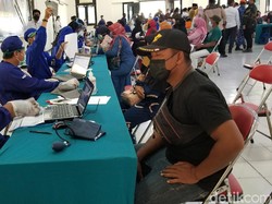 Ribuan Warga Sekitar Perkebunan di Jember Jalani Vaksinasi