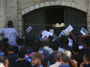 Warga Palestina Ramai-ramai Berebut Izin Kerja di Israel