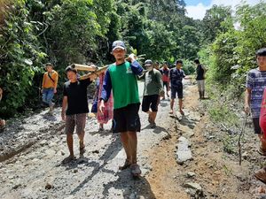Akses Jalan di Majene Terputus, Warga Sakit Terpaksa Ditandu Sejauh 5 Km