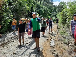 Akses Jalan di Majene Terputus, Warga Sakit Terpaksa Ditandu Sejauh 5 Km