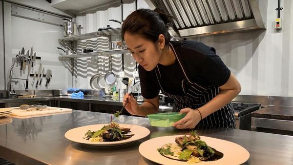 10 Pesona Chef Renatta Saat Asyik Memasak di Dapur