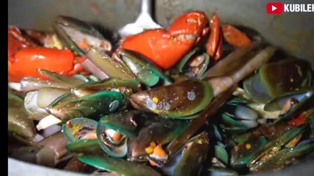 5 Seafood Gerobakan Ini Viral di YouTube karena Menunya Komplet