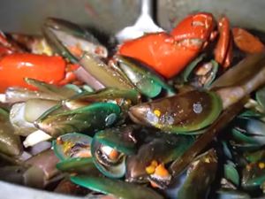 5 Seafood Gerobakan Ini Viral di YouTube karena Menunya Komplet 5 Seafood Gerobakan Ini Viral di YouTube karena Menunya Komplet