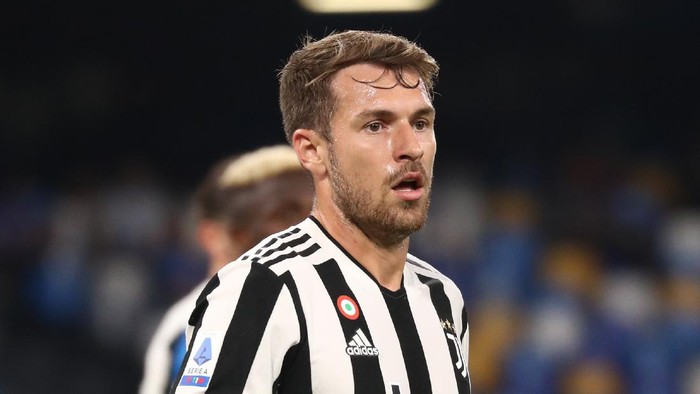 NAPLES, ITALY - SEPTEMBER 11: Aaron Ramsey of Juventus looks on during the Serie A match between SSC Napoli and Juventus at Stadio Diego Armando Maradona on September 11, 2021 in Naples, Italy. (Photo by Maurizio Lagana/Getty Images)