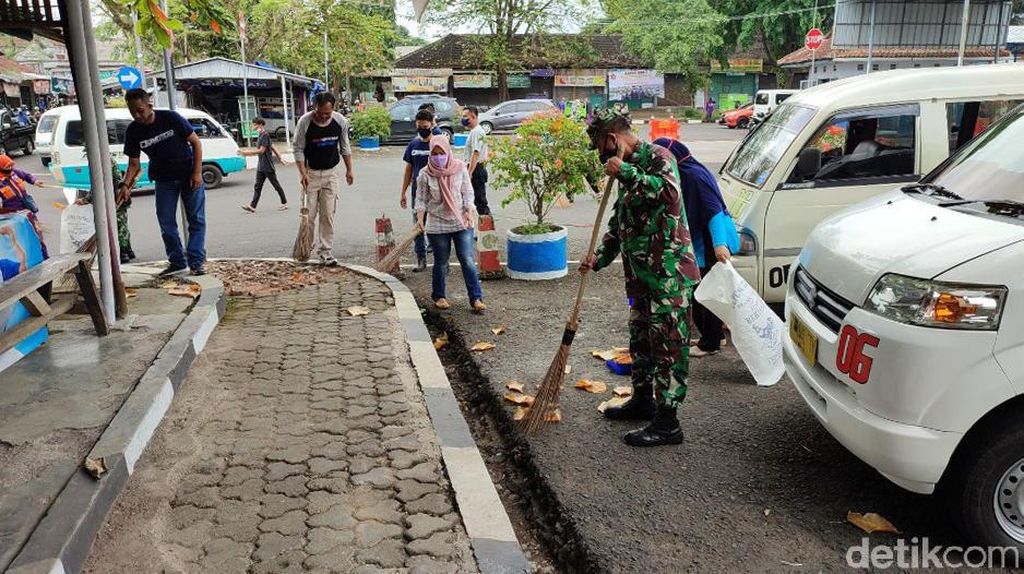 Aksi Warga hingga TNI Bersih-bersih Terminal Ciamis Aksi Warga hingga TNI Bersih-bersih Terminal Ciamis