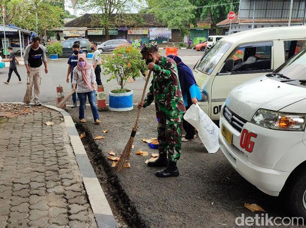 Aksi Warga hingga TNI Bersih-bersih Terminal Ciamis Aksi Warga hingga TNI Bersih-bersih Terminal Ciamis
