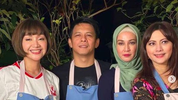 7 Potret Terbaru Dina Lorenza yang Dijodohkan dengan Ariel NOAH
