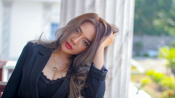 Berlliana Lovell Stres, Cat Rambut Jadi Pelampiasan