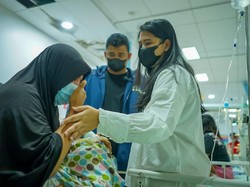 Jenguk Bayi Idap Atresia Bilier di RS, Kahiyang Tak Sanggup Tahan Air Mata