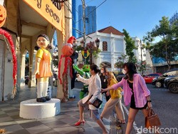 Pose Lampu Merah Lampu Hijau Bareng Boneka Squid Game di Surabaya