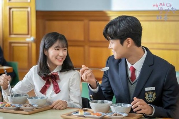 Ketika makan di sana, kamu nggak boleh mengambil makanan atau mulai makan sebelum orang yang lebih tua memulainya duluan.