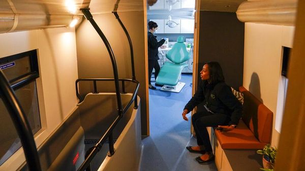 Bus Ini Disulap Jadi Klinik Gigi-Salon Gratis Bagi Tunawisma