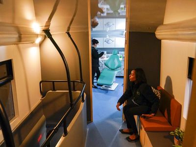 Bus Ini Disulap Jadi Klinik Gigi-Salon Gratis Bagi Tunawisma