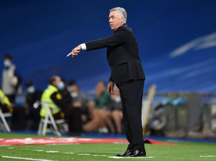 MADRID, SPAIN - SEPTEMBER 25: Carlo Ancelotti, Head Coach of Real Madrid gestures during the La Liga Santander match between Real Madrid CF and Villarreal CF at Estadio Santiago Bernabeu on September 25, 2021 in Madrid, Spain. (Photo by Denis Doyle/Getty Images)