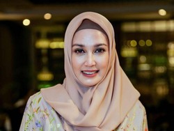 Dina Lorenza Heran Masih Ditanya Soal Ariel NOAH