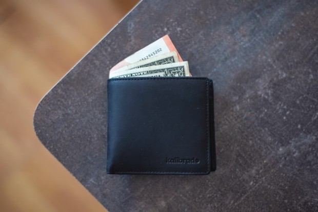 dompet hitam/Foto:unsplash.com/emkal dompet hitam
