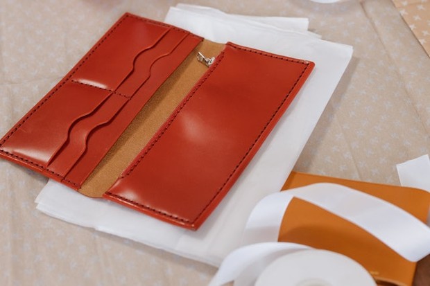 dompet merah/Foto:pexels.com/cottonbro dompet merah