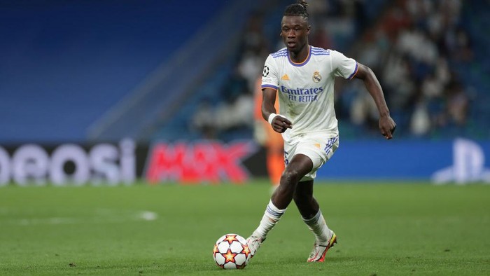 Eduardo Camavinga MADRID, SPAIN - SEPTEMBER 28: Eduardo Camavinga of Real Madrid CF controls the ball during the UEFA Champions League group D match between Real Madrid and FC Sheriff at Estadio Santiago Bernabeu on September 28, 2021 in Madrid, Spain. (Photo by Gonzalo Arroyo Moreno/Getty Images)