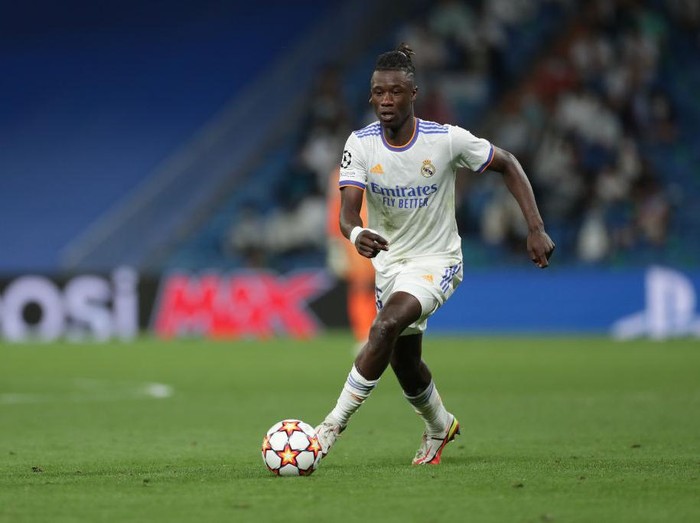 MADRID, SPAIN - SEPTEMBER 28: Eduardo Camavinga of Real Madrid CF controls the ball during the UEFA Champions League group D match between Real Madrid and FC Sheriff at Estadio Santiago Bernabeu on September 28, 2021 in Madrid, Spain. (Photo by Gonzalo Arroyo Moreno/Getty Images)