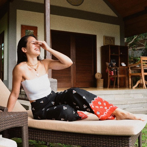 Foto: Instagram.com/pevpearce Pevita Pearce OOTD putih etnik