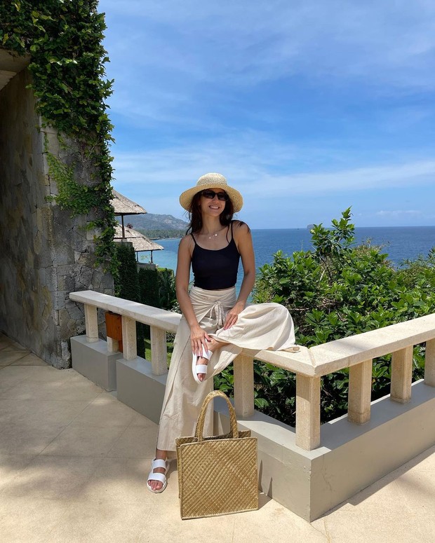 Foto: Instagram.com/pevpearce Pevita Pearce OOTD putih santai