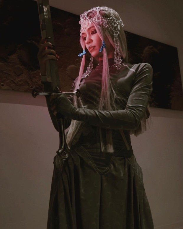 Gaya fashion nyentrik ala Grimes, mantan kekasih Elon Musk/Foto: instagram.com/grimes gaya fashion grimes