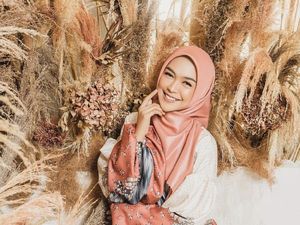 Gaya Hijab Ria Ricis Saat Foto Bareng Oki Setiana Dewi Tuai Kritik Netizen Gaya Hijab Ria Ricis Saat Foto Bareng Oki Setiana Dewi Tuai Kritik Netizen