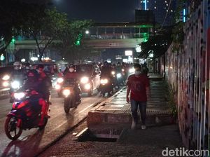 Hati-hati! Penutup Gorong-gorong di Trotoar Jl Margonda Depok Lenyap Hati-hati! Penutup Gorong-gorong di Trotoar Jl Margonda Depok Lenyap