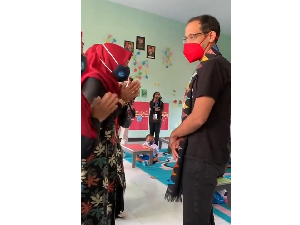 Tangisan Guru Honorer di Hadapan Nadiem Gegara Honor Rp 100 Ribu/Bulan