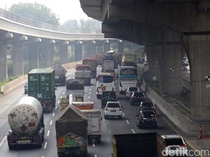 Libur Natal, Arus Lalu Lintas Tol Cikampek Padat Merayap
