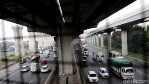 Hiruk Pikuk Lalu Lintas di Tol Japek