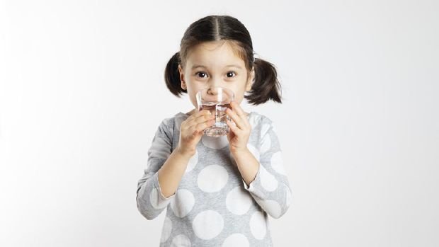 Ilustrasi anak minum air putih