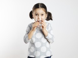 Pentingnya Banyak Minum Air Putih Bagi Anak