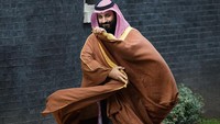 PIF, yang diketuai Pangeran Arab Saudi, Mohammed Bin Salman, boleh jadi badan dengan aset terbesar di dunia. Konsorsium itu punya aset senilai 320 miliar paun atau lebih dari Rp 6.000 triliun!. Leon Neal/Getty Images. 