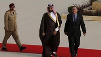 Sementara itu, terkait akuisisi klub bola Newcastle United, Mohammed bin Salman (MBS) juga turut menuai kecaman. Salah satunya berasal dari organisasi ak Asasi Manusia, Amnesty International. Mereka meminta Premier League, sebagai otoritas yang menaungi Newcastle, lebih memperhatikan trek rekor pembeli klub. Arab Saudi dinilai punya trek rekor buruk dalam urusan HAM. Salah satu kasus, yang sampai saat ini masih buram, adalah kematian jurnalis Washington Post, Jamal Khashoggi, pada 2018. Muhammad Hamed - Pool /Getty Images.