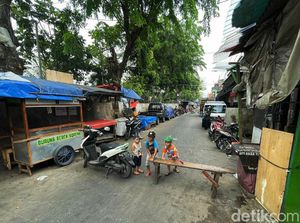 Intip Aktivitas Warga Petamburan Saat PPKM di Ibu Kota Diperpanjang