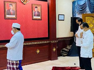 Momen Jokowi Salat Jumat di Sela Kunker di Bali