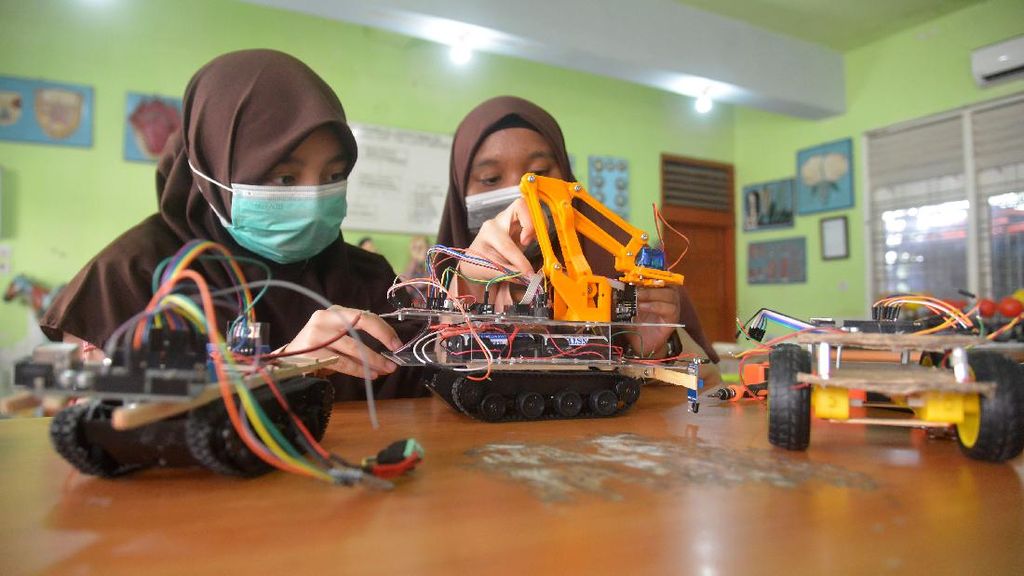 Keren! Siswa MTsN di Aceh Ciptakan Robot Medis COVID-19 Keren! Siswa MTsN di Aceh Ciptakan Robot Medis COVID-19