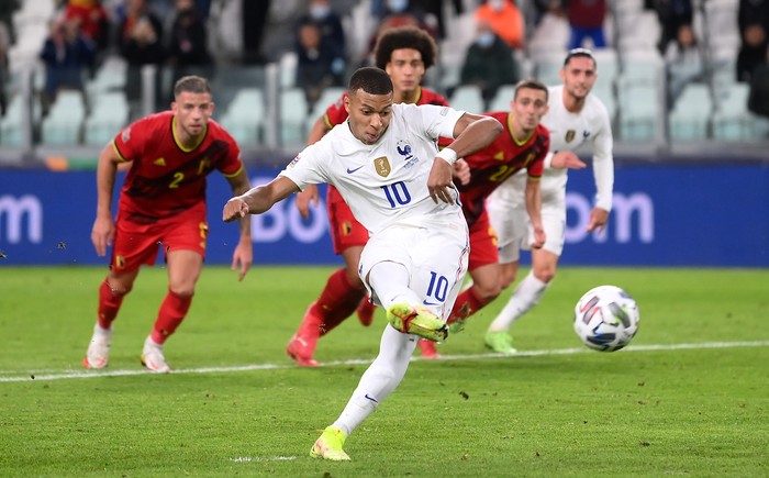 TURIN, ITALY - OCTOBER 07: Kylian Mbappe of France scores their side's second goal from the penalty spot during the UEFA Nations League 2021 Semi-final match between Belgium and France at Juventus Stadium on October 07, 2021 in Turin, Italy. (Photo by Laurence Griffiths/Getty Images)