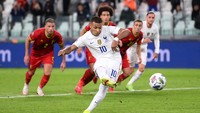 Memang sih, Mbappe bikin dua gol. Namun dua golnya itu semuanya dari titik penalti (Getty)