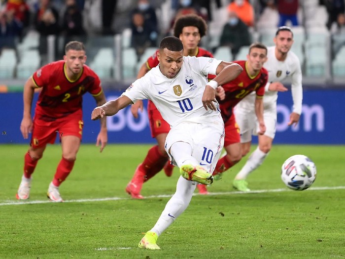 TURIN, ITALY - OCTOBER 07: Kylian Mbappe of France scores their side's second goal from the penalty spot during the UEFA Nations League 2021 Semi-final match between Belgium and France at Juventus Stadium on October 07, 2021 in Turin, Italy. (Photo by Laurence Griffiths/Getty Images)