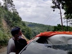 Longsoran Batu di Majene Timpa Mobil, Pengemudi Tewas