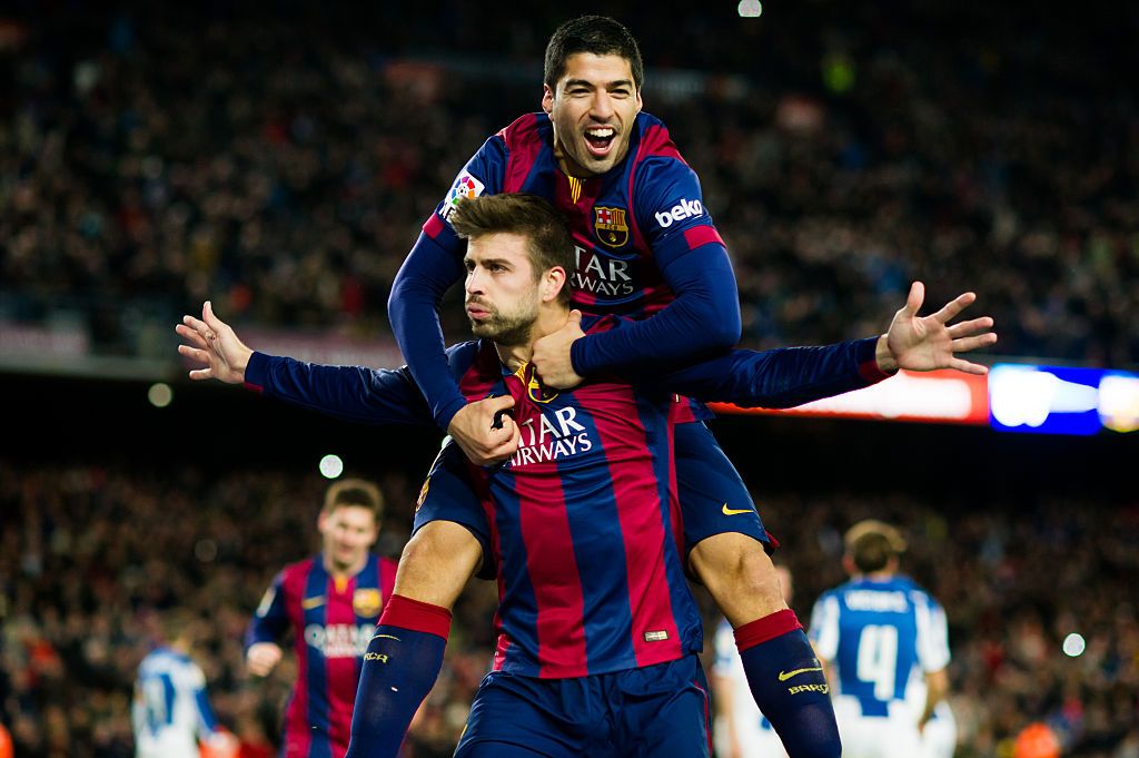 MADRID, SPAIN - OCTOBER 02: Gerard Pique of FC Barcelona and Luis Suarez of Atletico Madrid interact after the La Liga Santander match between Club Atletico de Madrid and FC Barcelona at Estadio Wanda Metropolitano on October 02, 2021 in Madrid, Spain. (Photo by Denis Doyle/Getty Images)