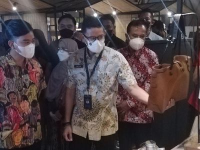 Momen Menparekraf Sandiaga dan Gibran Tinjau UMKM di De Tjolomadu