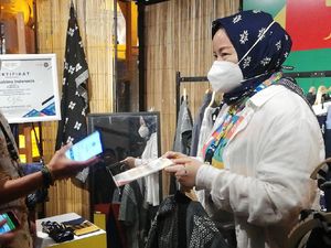 Kunjungi De Tjolomadu, Sandiaga Beli Batik Mewah Rp 725 Ribu Kunjungi De Tjolomadu, Sandiaga Beli Batik Mewah Rp 725 Ribu